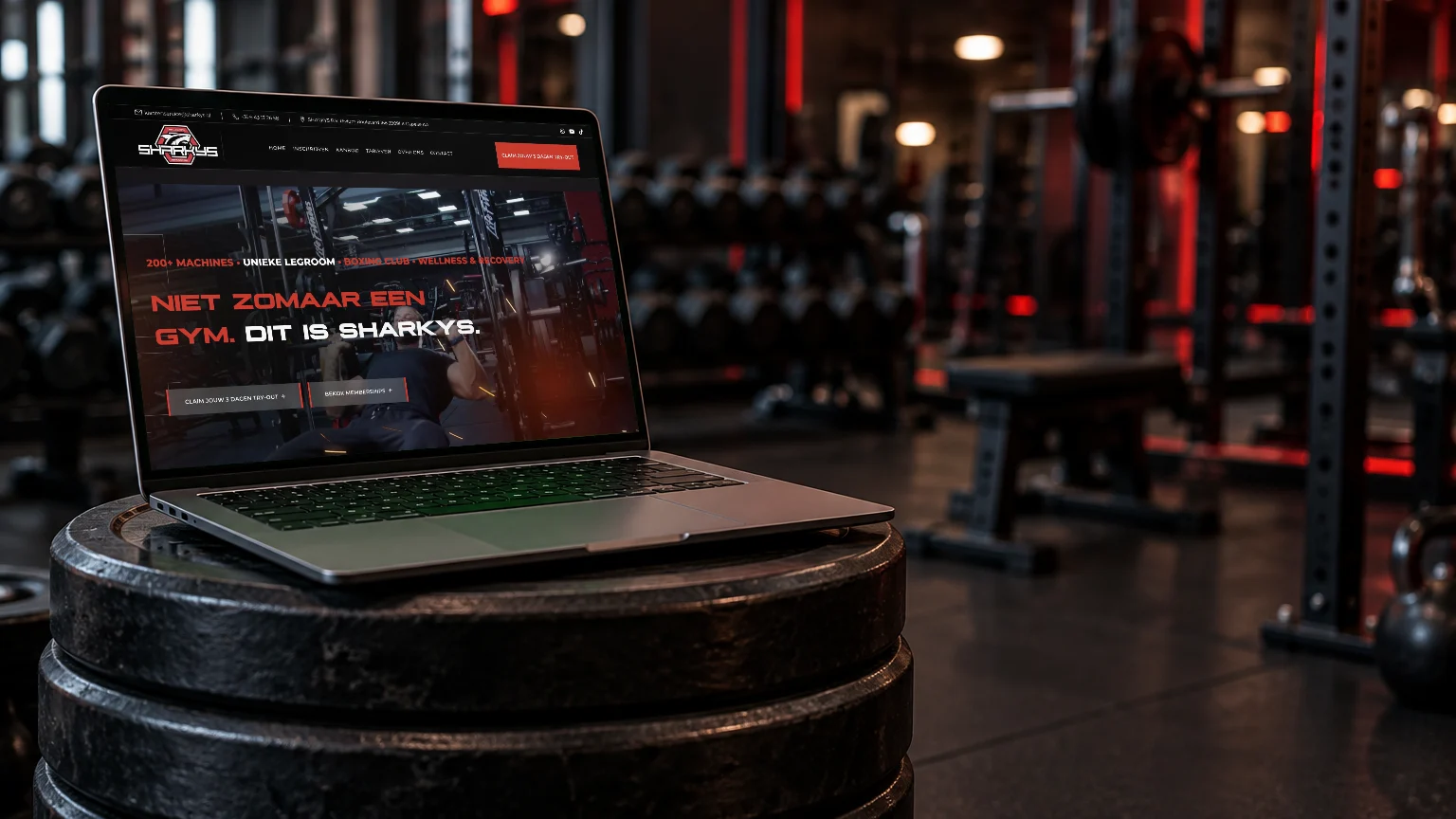Die neue Website von Sharkys auf einem Laptop im Gym