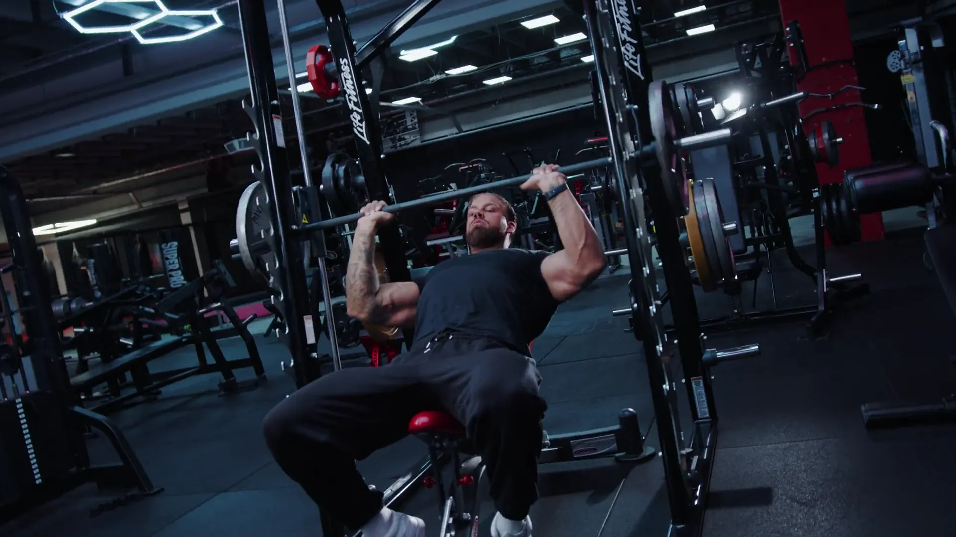Sportlerin trainiert mit Battle Ropes im Studio von Sharkys