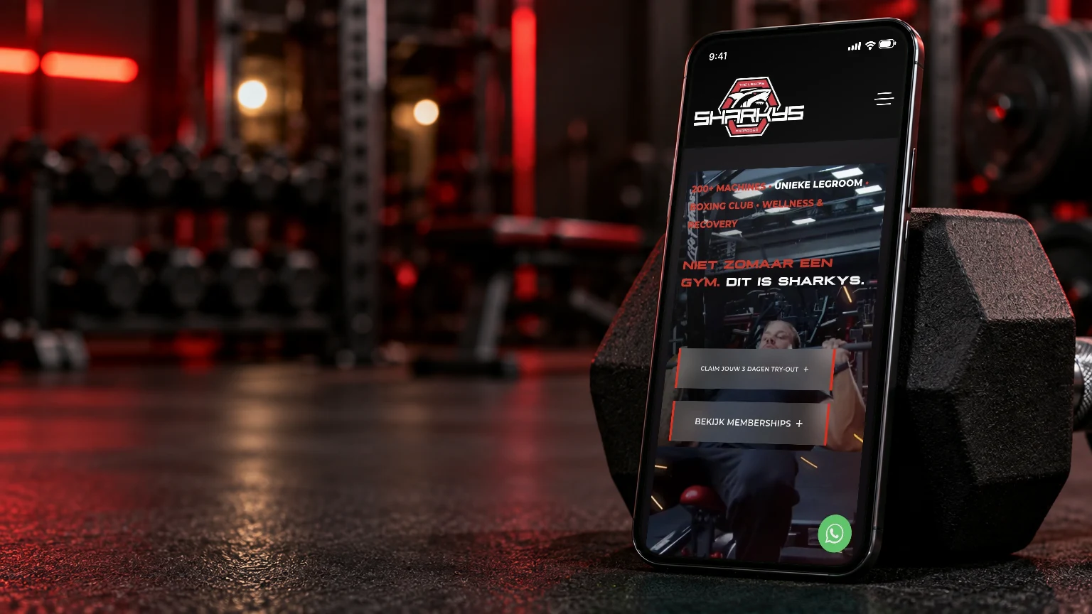 Die neue Website von Sharkys auf einem Smartphone im Gym