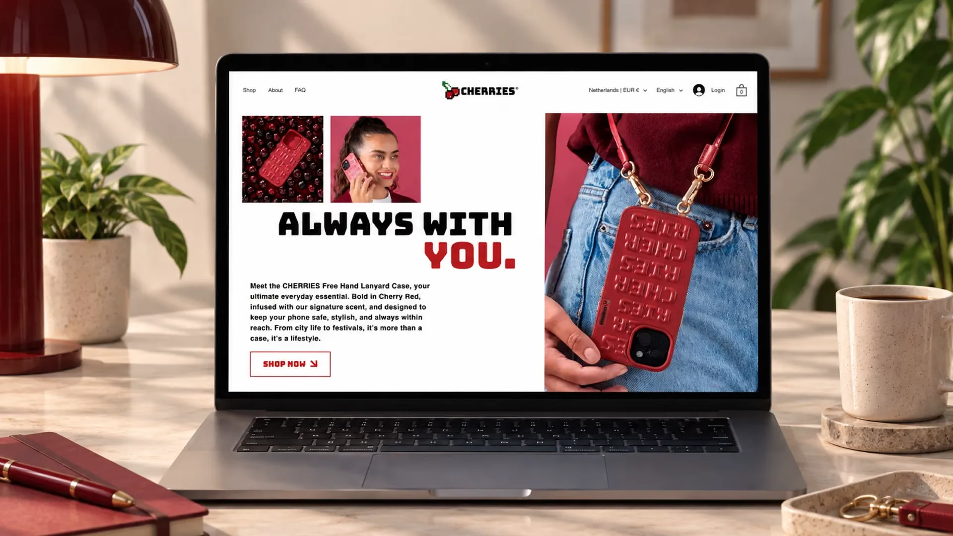 Strona główna Cherries na laptopie, z czerwonym etui na smyczy