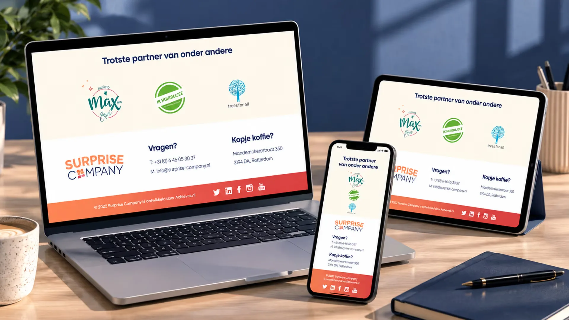 Partnerzy i stopka strony internetowej Surprise Company na laptopie, tablecie i telefonie